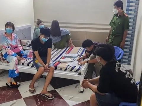 Vĩnh Long: Bắt nhóm nam, nữ ở nhiều tỉnh thành thuê nhà nghỉ sử dụng ma túy