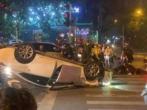 Xe ô tô hất văng 2 người trên xe máy rồi lật ngửa trên đường Liễu Giai
