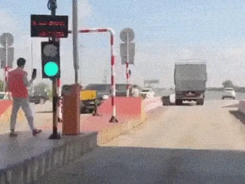 Cảnh sát nổ súng trấn áp 4 đối tượng nghi vận chuyển ma túy ở cao tốc