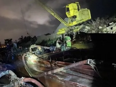 Hà Tĩnh: Bắt 2 thuyền vỏ thép khai thác cát trái phép trên sông Lam