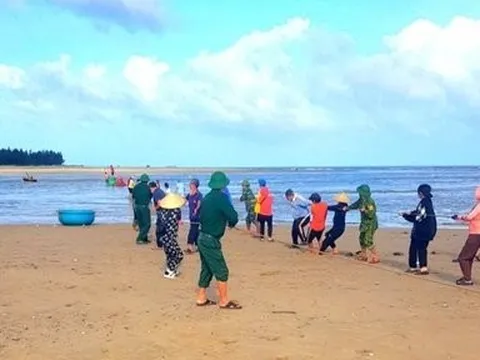 Quảng Bình: Cứu hộ thành công 3 thuyền viên gặp nạn trên biển