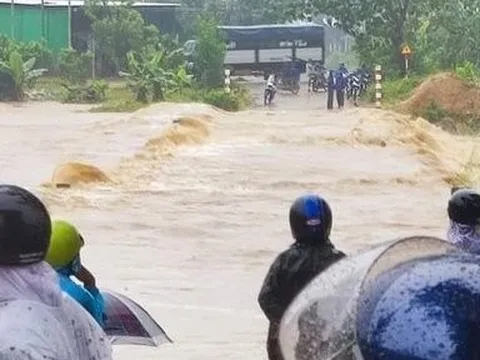 Khánh Hòa: 14 hồ đang xả điều tiết lũ, 1 cầu tràn bị mưa lớn chia cắt