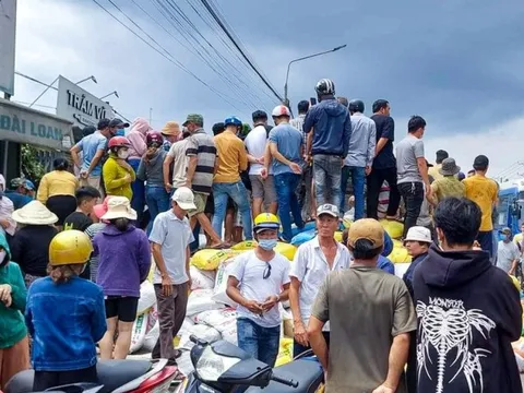 Đồng Nai: Lật xe chở thức ăn gia súc,1 người tử vong