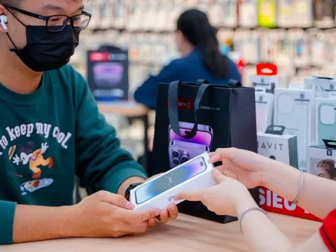 iPhone 14 cắm sạc qua đêm có thể sập nguồn