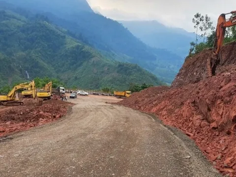 Đã khắc phục sạt lở, thông tuyến quốc lộ "độc đạo" lên cửa khẩu La Lay, Quảng Trị