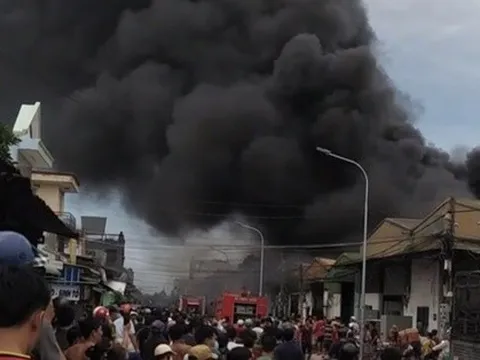 CLIP: Ngỡ ngàng với hàng trăm người chen nhau xem đám cháy ở Bình Dương