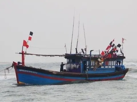 Quảng Bình: Ứng cứu 12 thuyền viên tàu cá gặp nạn trên biển