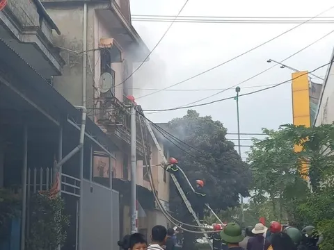 Cửa hàng cháy rụi, hai vợ chồng thoát chết trong gang tấc