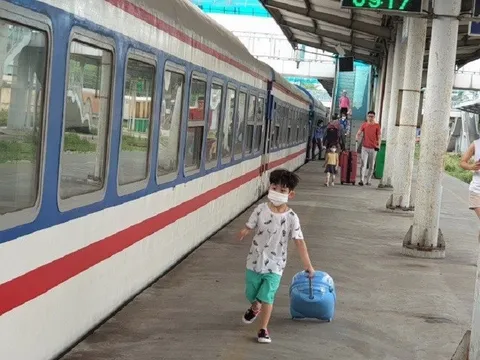 Trẻ em được miễn giảm giá vé tàu Tết Quý Mão thế nào?