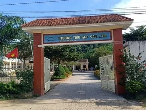 Hà Tĩnh: Điều tra vụ phụ huynh vác dao xông vào trường dọa chém giáo viên