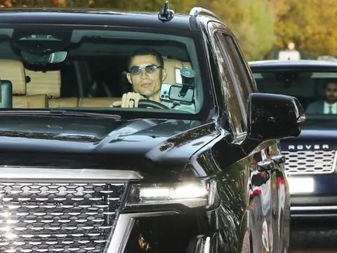 Cristiano Ronaldo đang dùng điện thoại gì?