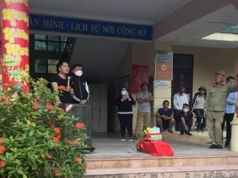 Công an vào cuộc sau vụ dân mang hũ đựng hài cốt đến trụ sở phường