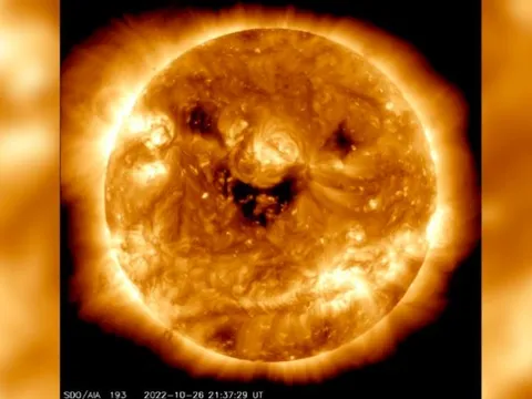 Mặt trời ‘cười’ trong bức ảnh của NASA