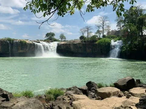 Xe lao xuống sông, tài xế lái xe khu du lịch mất tích