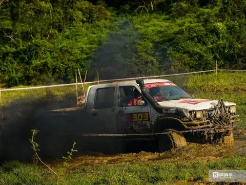 Cận cảnh các tay đua bị “nhấn chìm” trong “đầm lầy chết”