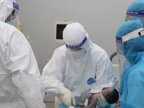 Sản phụ đẻ rơi con 31 tuần tuổi trong nhà vệ sinh