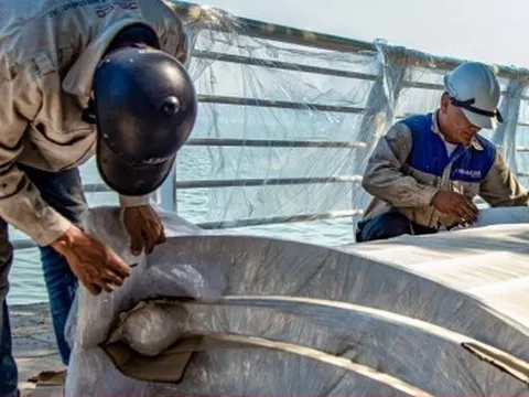 Công nhân gấp rút thay lan can Hồ Tây, tạo diện mạo mới đẹp và an toàn hơn