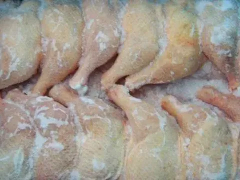 Thịt gà đông lạnh ăn có tốt không?