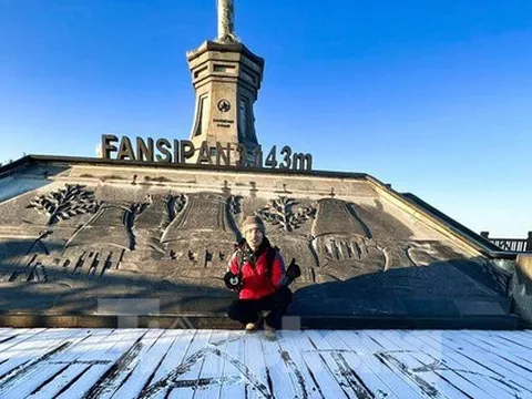 Nhiệt độ xuống gần 0 độ C, băng giá xuất hiện trên đỉnh Fansipan