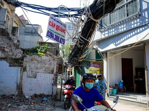 "Mạng nhện" chằng chịt, treo lơ lửng trên đầu người dân