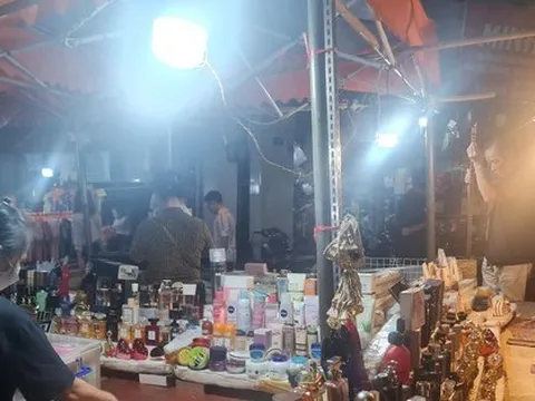 Phố đêm Hà Nội bát nháo, ai quản?