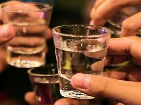 Hàng loạt người nhập viện do ngộ độc rượu, 3 người nguy kịch