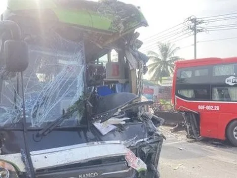 Hai xe khách va chạm mạnh, hành khách la hét hoảng loạn