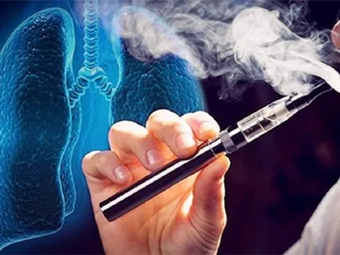 Gia đình phát hiện bé trai 12 tuổi khó thở, co giật sau khi hút thuốc lá điện tử