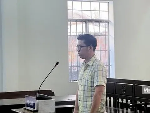 Xét xử tài xế chở khách đi du lịch, trộm tiền ở quán cà phê