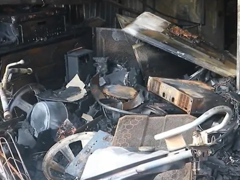 Cà Mau: Cháy lớn trong đêm, 4 căn nhà bị thiêu rụi