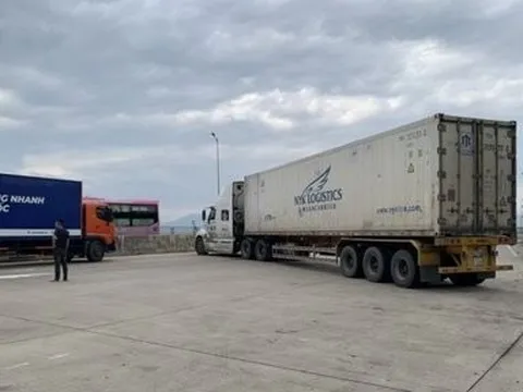Xem xét xử lý hình sự lái xe container chặn đường cao tốc để phản ứng CSGT