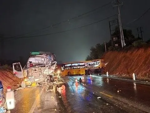 Thông tin mới vụ va chạm giữa ô tô tải và xe khách giường nằm ở Huế