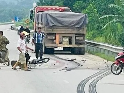 Va chạm với xe đầu kéo, hai vợ chồng thương vong trên QL8A
