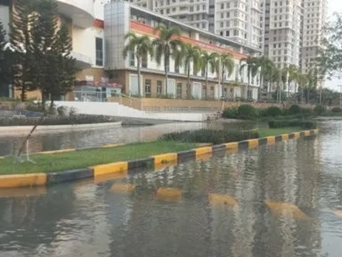 Tp.HCM: Không mưa, nước vẫn ngập nhiều nơi, "nhà giàu cũng khóc...lớn"