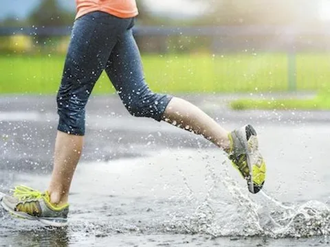 Có nên chạy bộ dưới trời mưa?