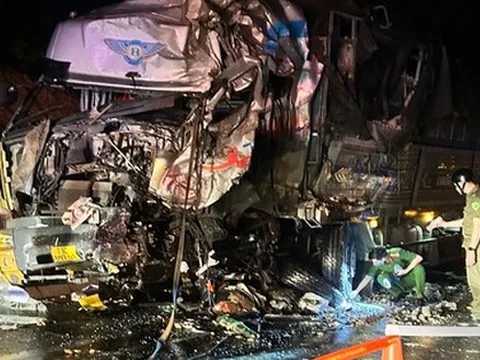 Xe khách giường nằm đấu đầu xe tải, 2 người chết, 11 người bị thương