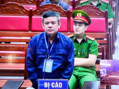 Vụ 200 triệu lít xăng lậu: Đội trưởng Đội chống buôn lậu khai gì tại tòa?