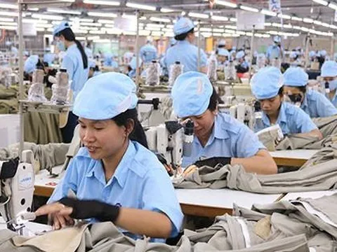 Thị giá 300 đồng, một công ty may chuẩn bị trả cổ tức bằng tiền mặt 2.000 đồng/cp, 3 năm liền đều chia cổ tức 120%