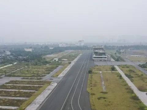 Đường đua F1 ở Hà Nội bị bỏ hoang, cỏ dại và rác thải đua nhau chiếm chỗ