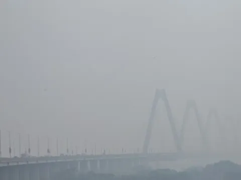 Hà Nội chìm trong sương mờ dày đặc từ sáng đến trưa