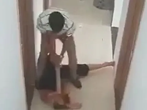 Cà Mau: Người đàn ông dùng gậy đánh dã man một phụ nữ
