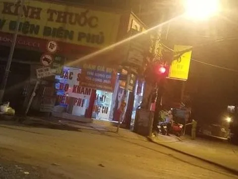 Nam thanh niên cầm hung khí xông vào cửa hàng mắt kính