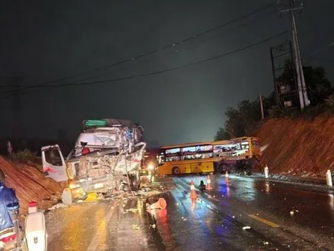 Thừa Thiên Huế: TNGT nghiêm trọng, 2 người tử vong, 13 người bị thương