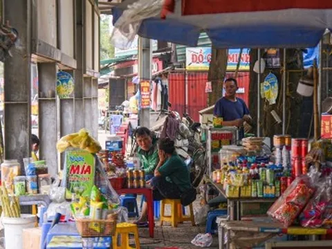 Nhà chờ xe buýt Hà Nội bị biến thành hàng quán, rác thải bủa vây