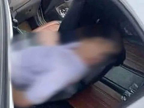 Ngồi trong xe chờ khách tham quan, tài xế taixi tử vong bất thường