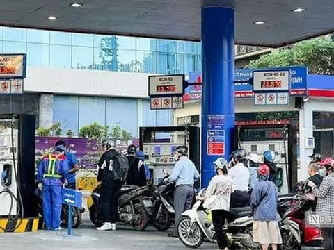 Giá xăng tăng hơn 1.100 đồng/lít