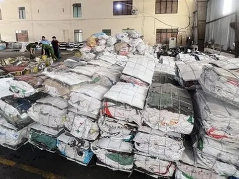 Phát hiện nhà xưởng chứa hàng chục tấn rác thải rắn nguy hại