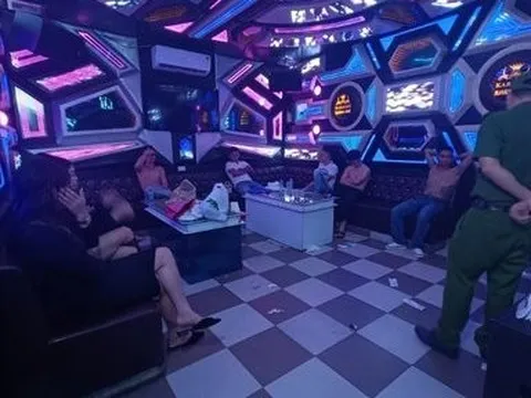 Bắt quả tang nhóm "nam thanh, nữ tú" sử dụng ma tuý trong quán karaoke