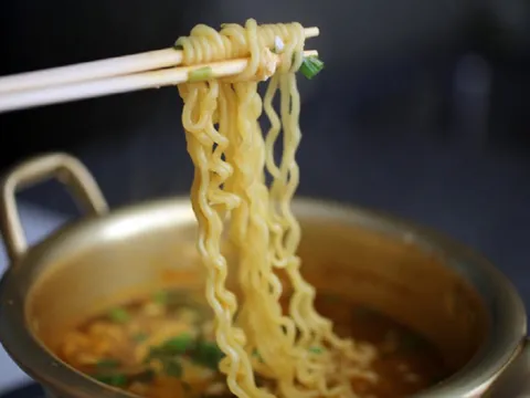 Ăn mì tôm nhớ cho thêm thực phẩm này "giải" độc hại, không lo bị nóng