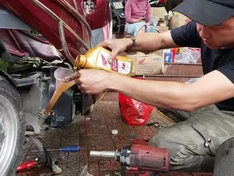 Nhóm thợ từ Quảng Nam ra Đà Nẵng sửa xe máy miễn phí cho dân vùng ngập